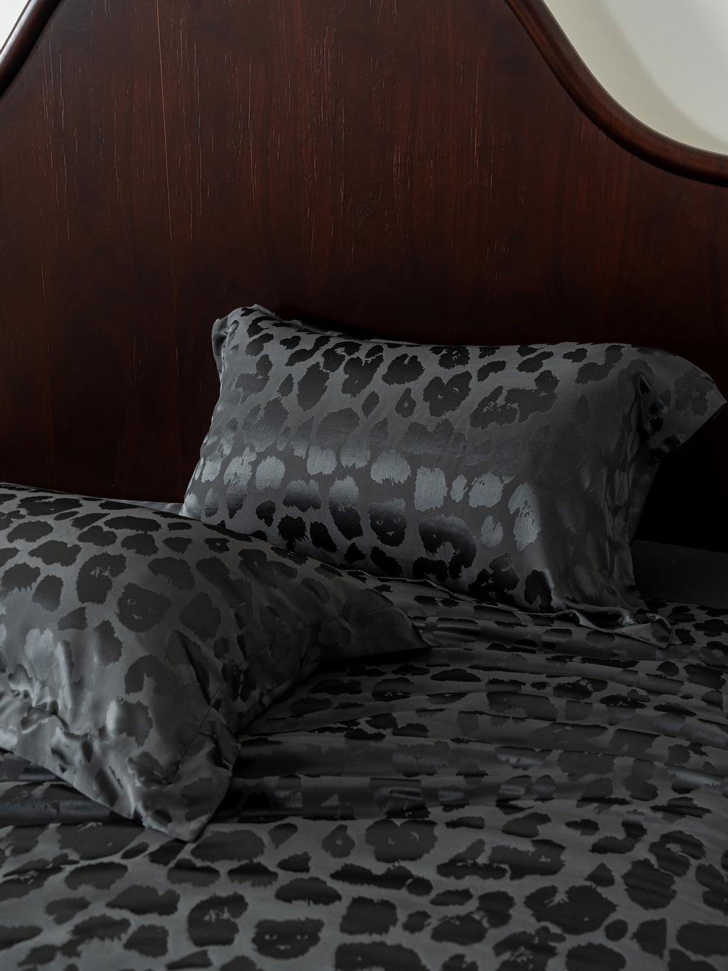 "Urban Jungle" Black Panther 19 Momme Machine-Washable Silk Jacquard Bedding Set – Black Leopard