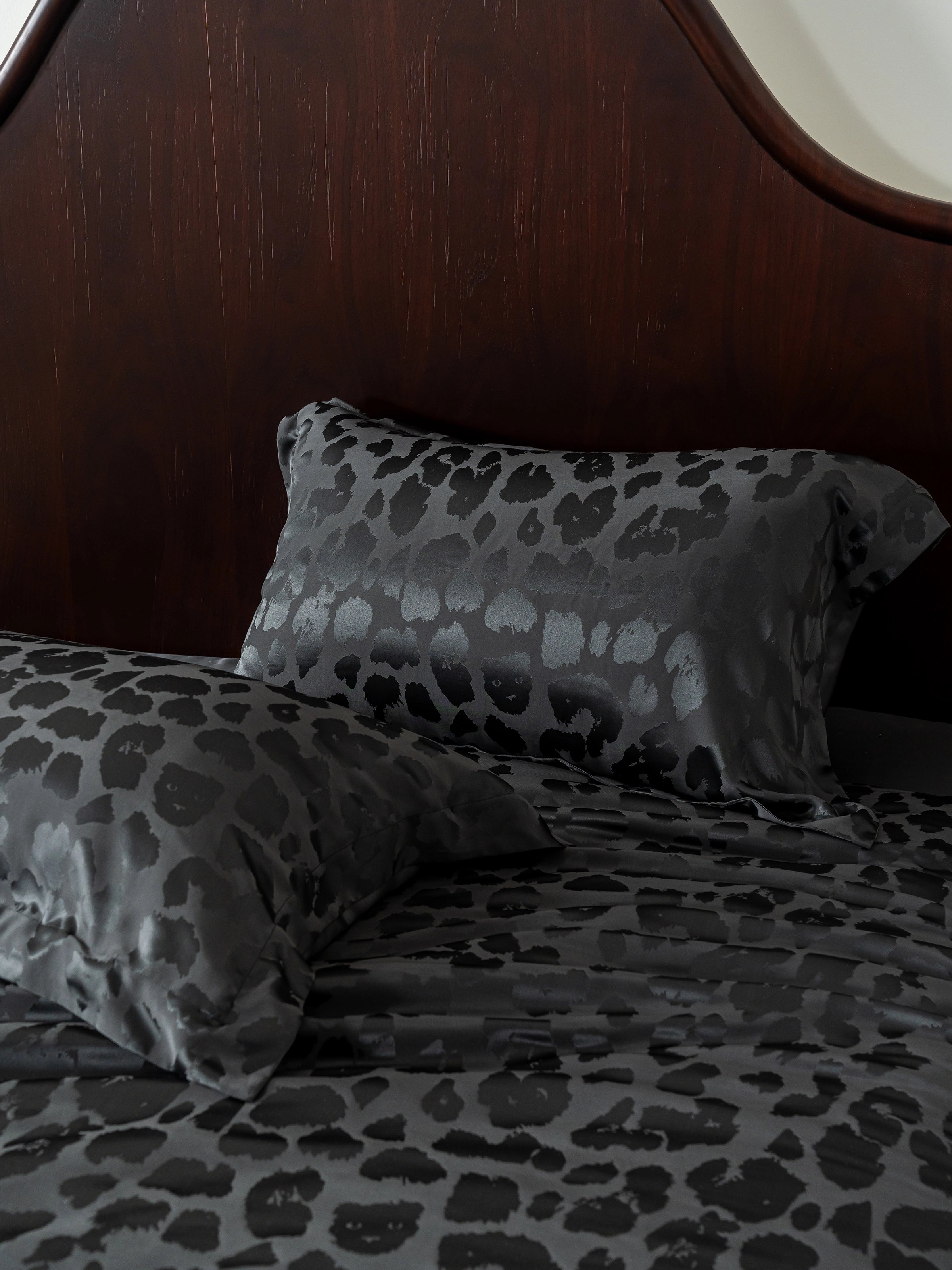 "Urban Jungle" Black Panther 19 Momme Machine-Washable Silk Jacquard Bedding Set – Black Leopard
