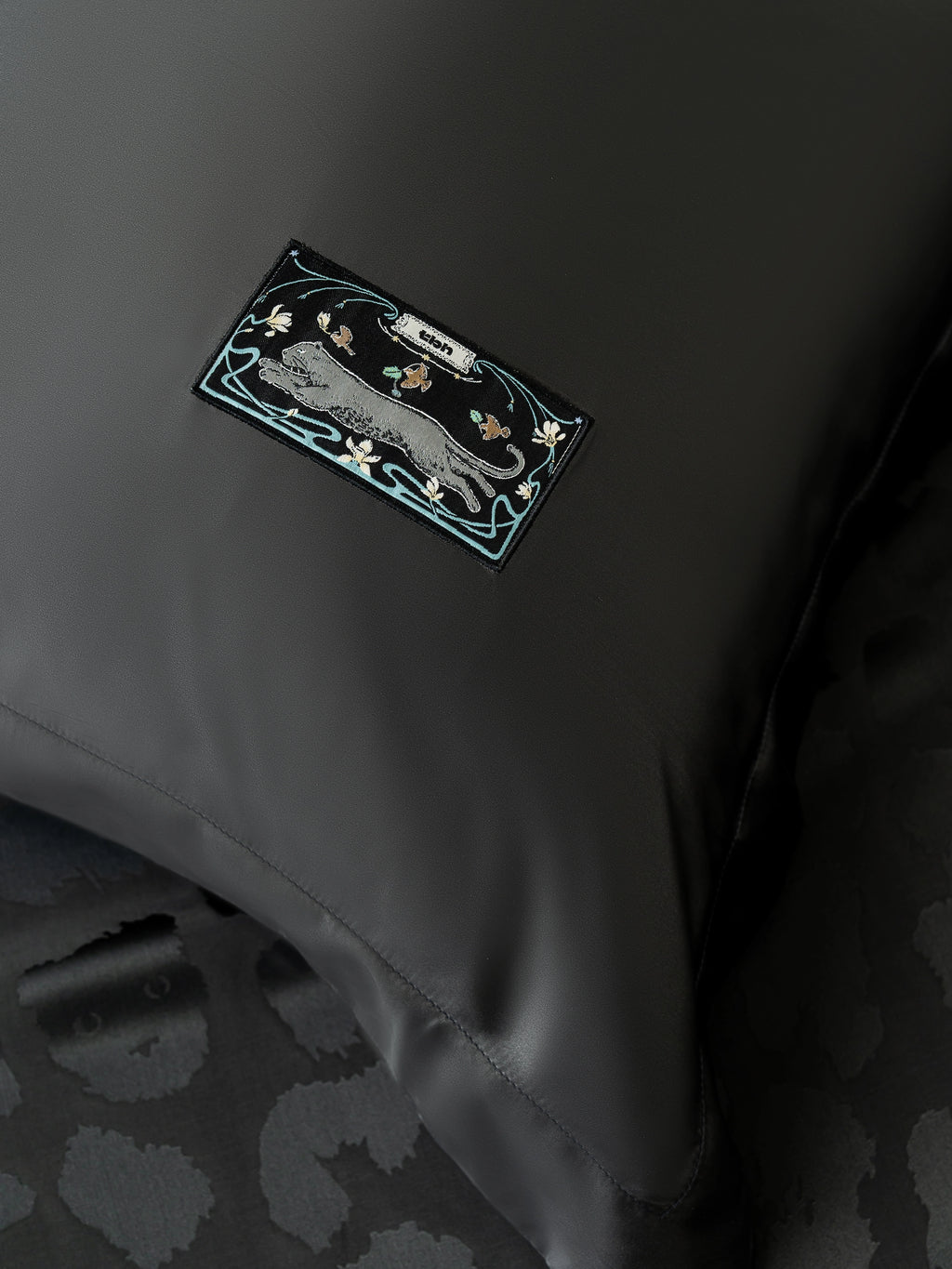 "Urban Jungle" Black Panther 19 Momme Machine-Washable Silk Jacquard Bedding Set – Black Leopard