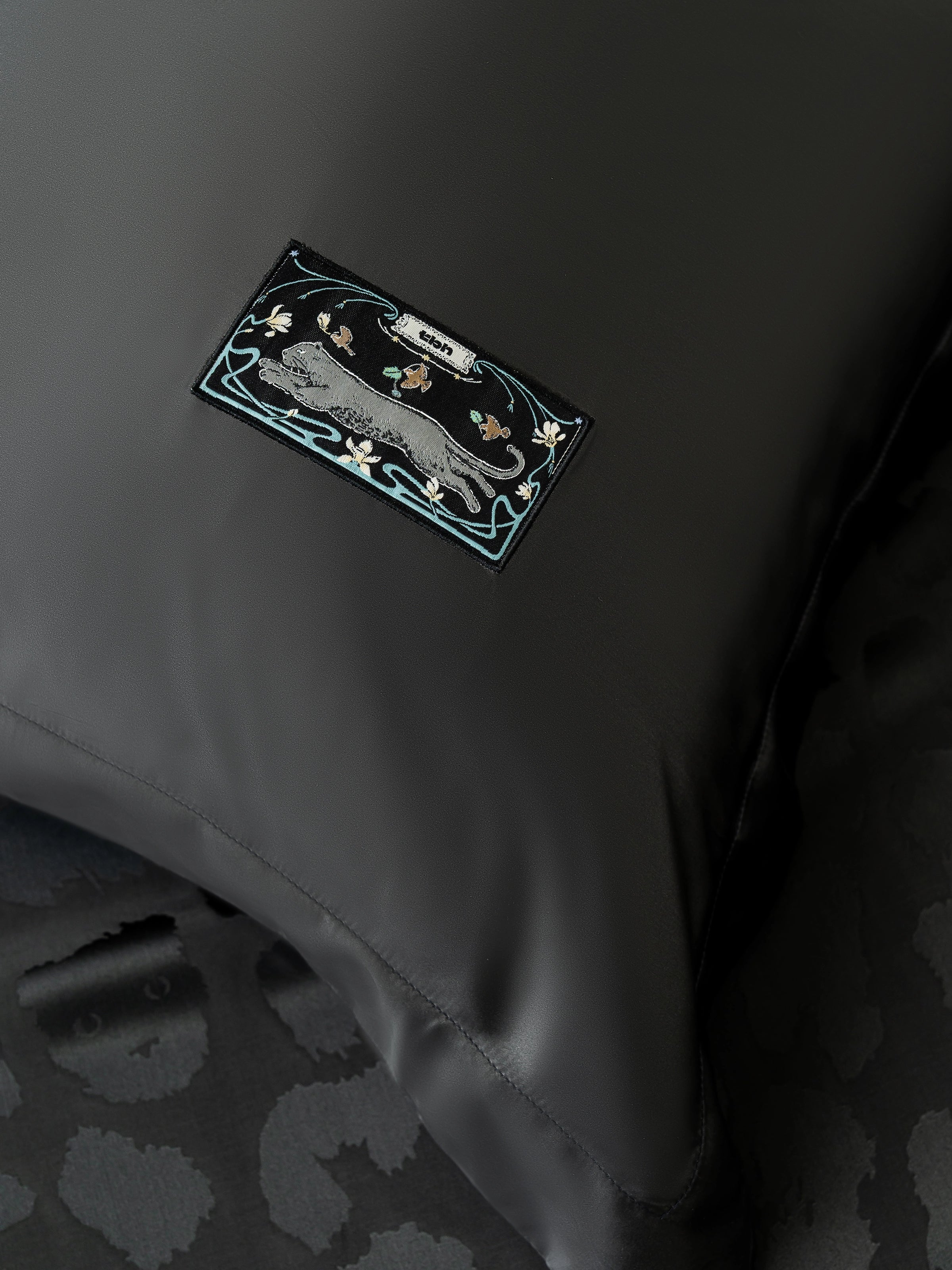 "Urban Jungle" Black Panther 19 Momme Machine-Washable Silk Jacquard Bedding Set – Black Leopard