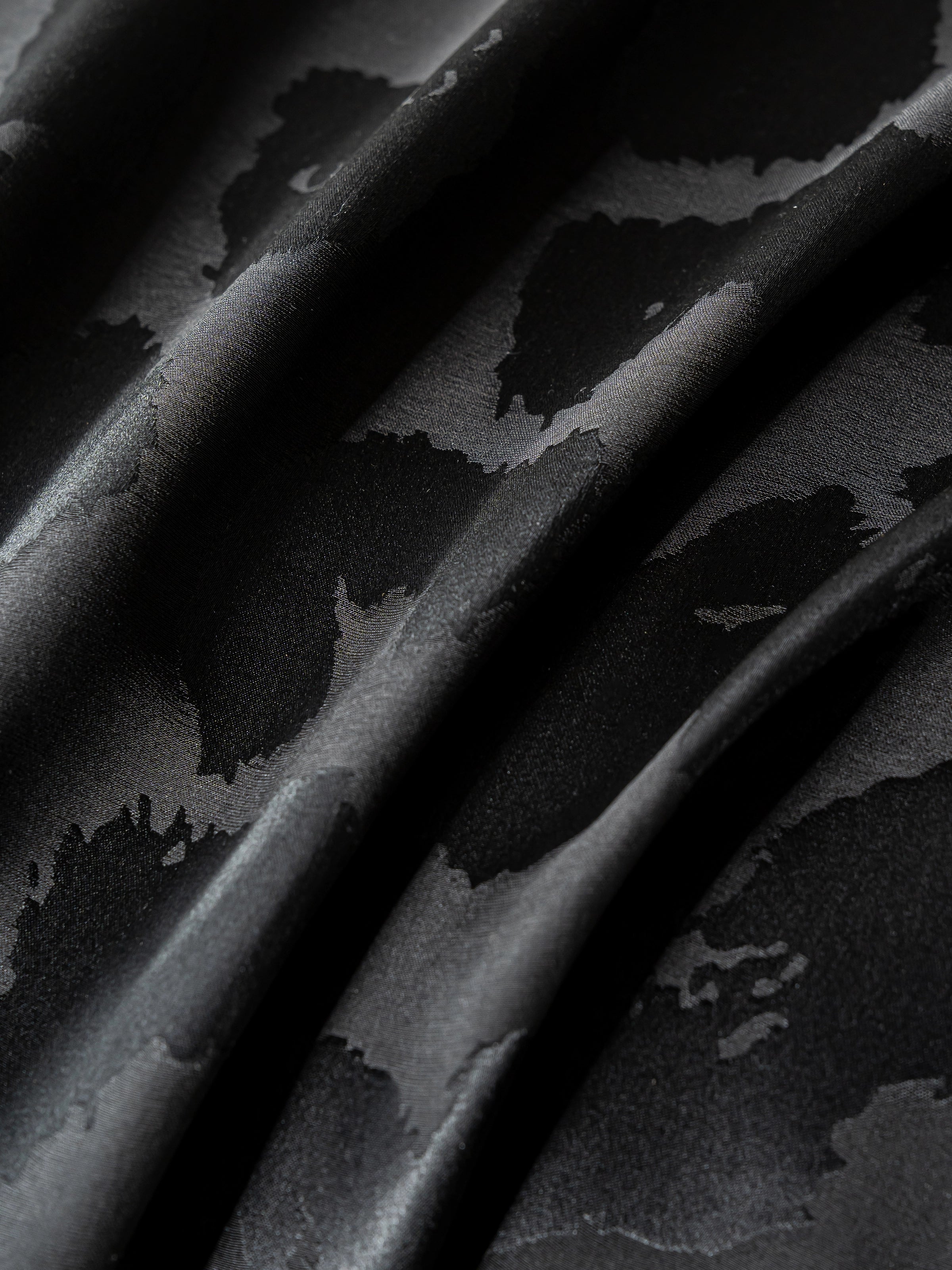 "Urban Jungle" Black Panther 19 Momme Machine-Washable Silk Jacquard Bedding Set – Black Leopard